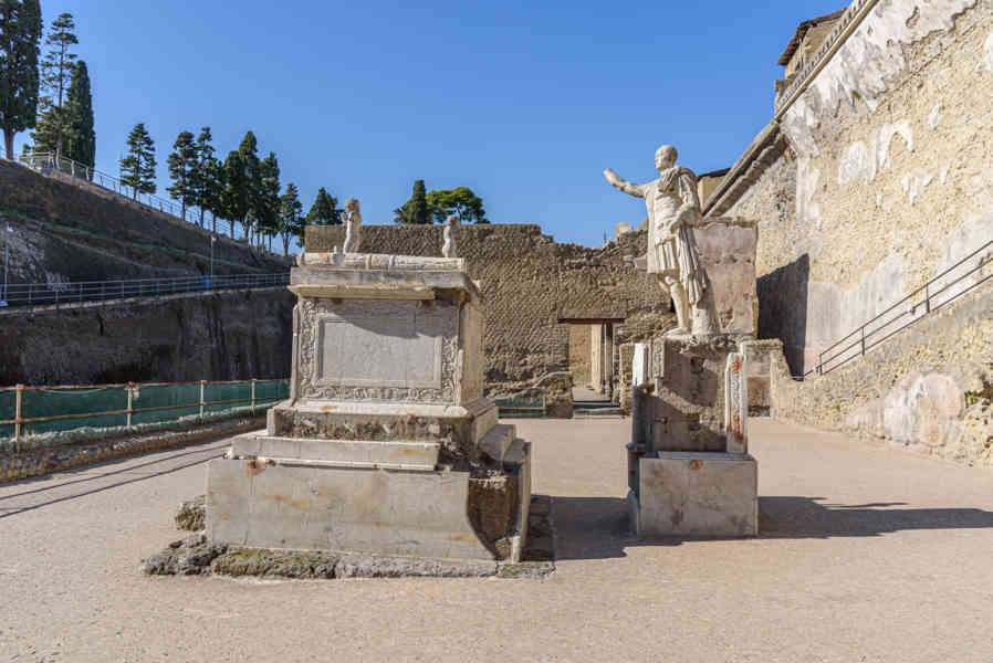175 - Italia - Herculano - parque arqueológico de Herculano - terraza de Marco Nonio Balbo.jpg